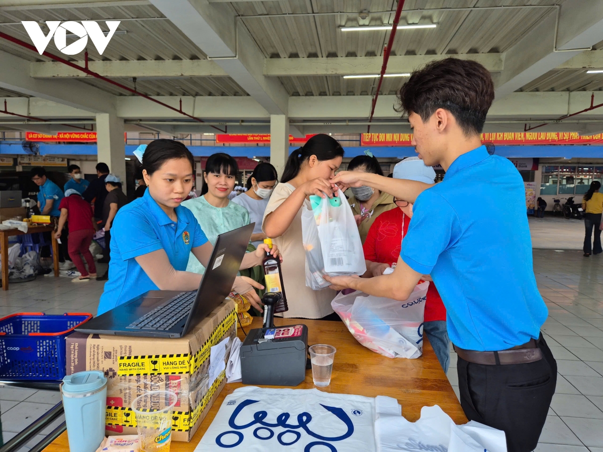 Chăm lo Tết tại TP.HCM: "Chạm" đến các phận nghèo mưu sinh